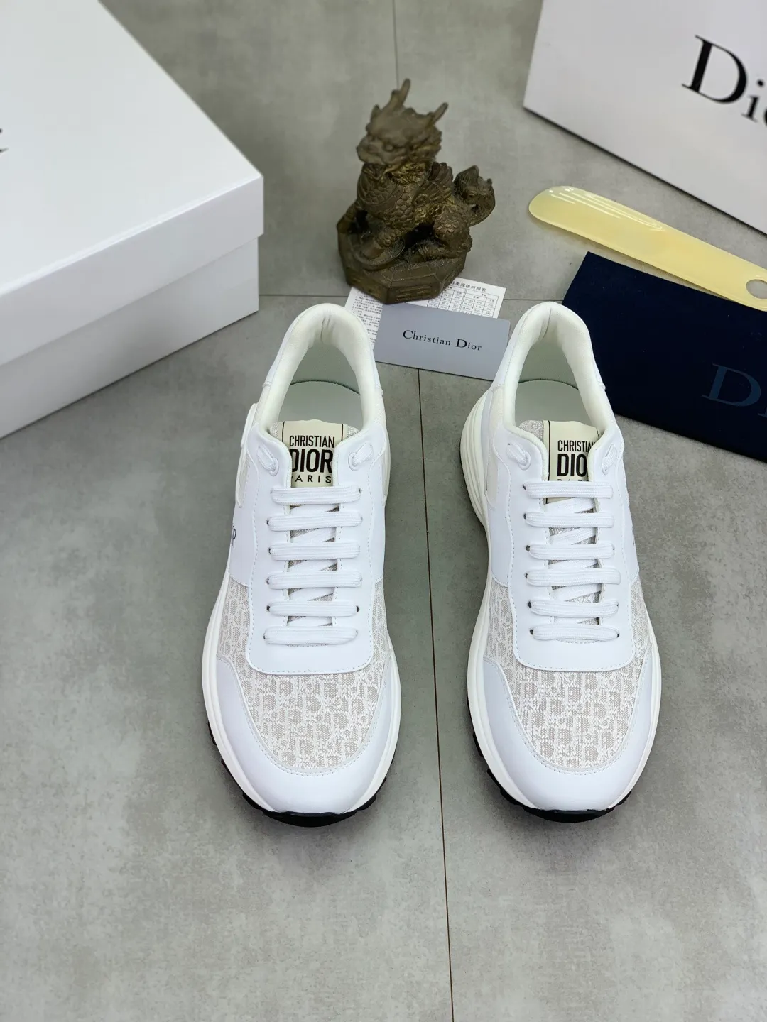 Men's shoes 💰P420 New Dior Chrono 2025 new product B30 series, in white and black fly woven series, decorated with computer-printed CD logo on both sides, star patch on the tongue and Dior logo on the heel, many details highlight the style. The interior is matched with the original color matching mesh, and the interior of the body is supported by low-temperature shaping sheets, and is filled with light feather cotton to keep the interior full and soft against the feet. The exclusive open-molded outsole adopts a one-piece molding process, so there is no need to worry about problems such as the opening and falling of sole decorative accessories. It is light and comfortable to wear, yet strong and wear-resistant. The two-color shoelaces are accessorized with exquisite metal five-pointed star pendants, creating a high-end, trendy and casual look at all times. Color: white black blue code number: 38-44 (45 customized)